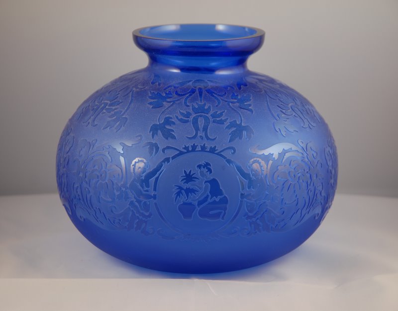 Pilgrim Sand Carved Glass Vase - Artist Kelsey Murphy - ca 1970, Baker Coll.